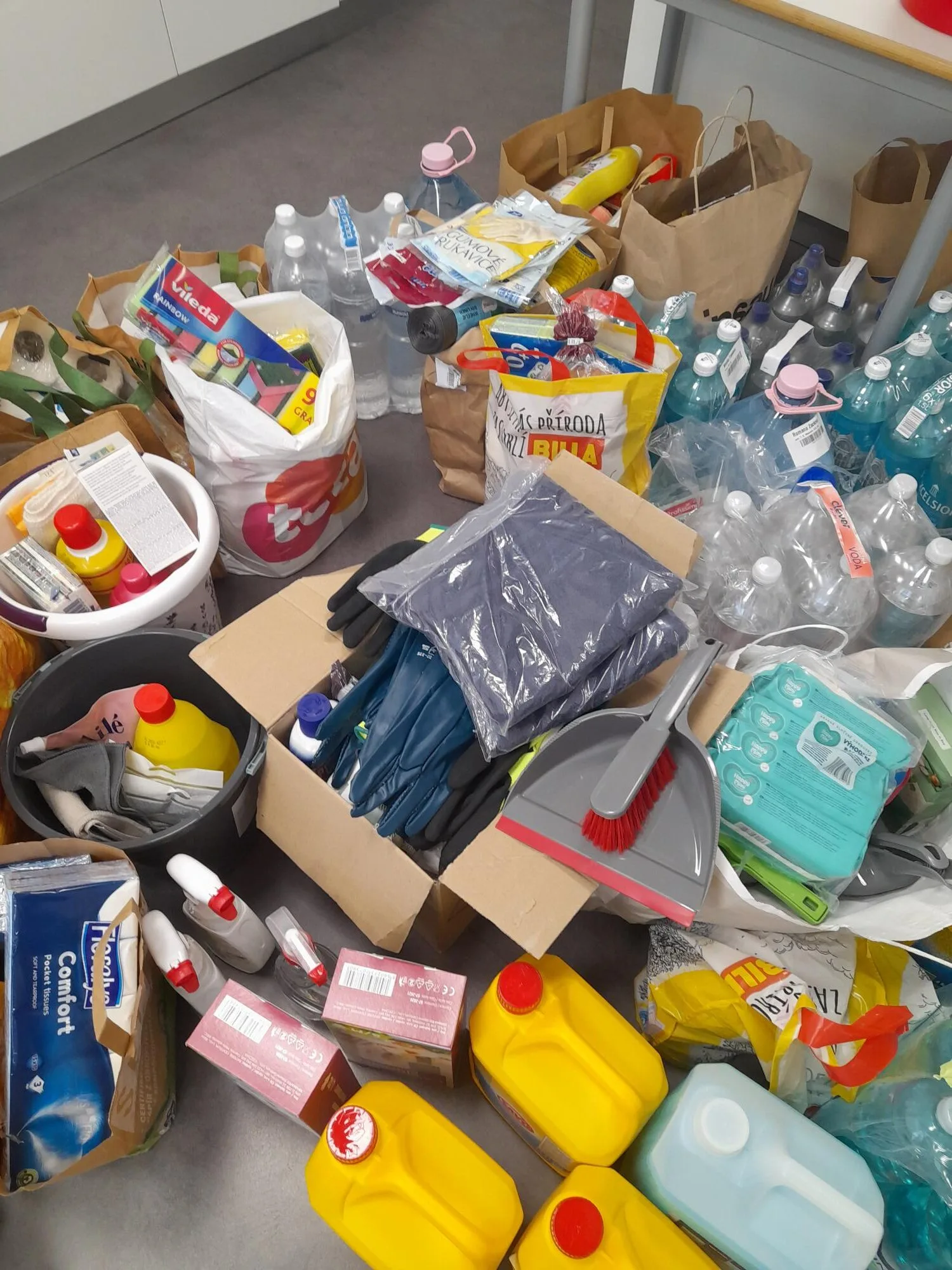 Rodiče a personál naší školy společně pomáhají lidem, postiženým povodní 3 1000067505 rotated 1
