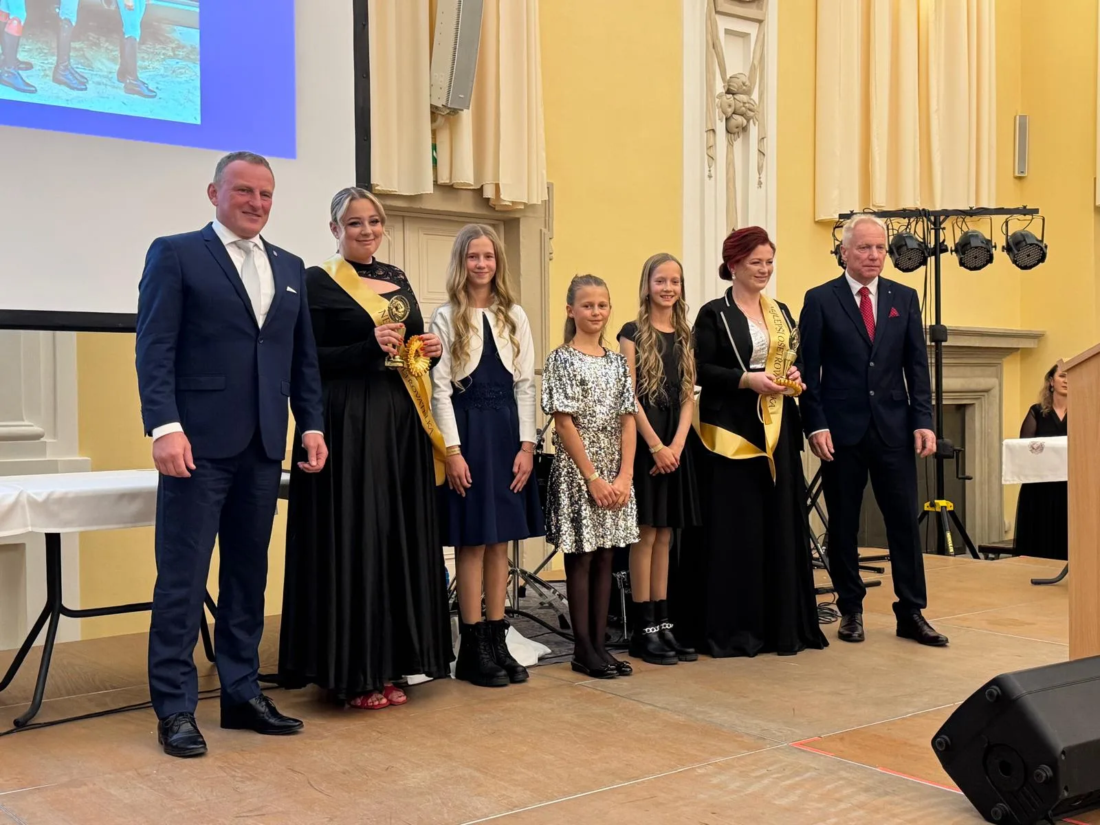 Další gratulace! Tentokrát našim jezdeckým šampionkám 4 WhatsApp Image 2024 11 27 at 19.07.101