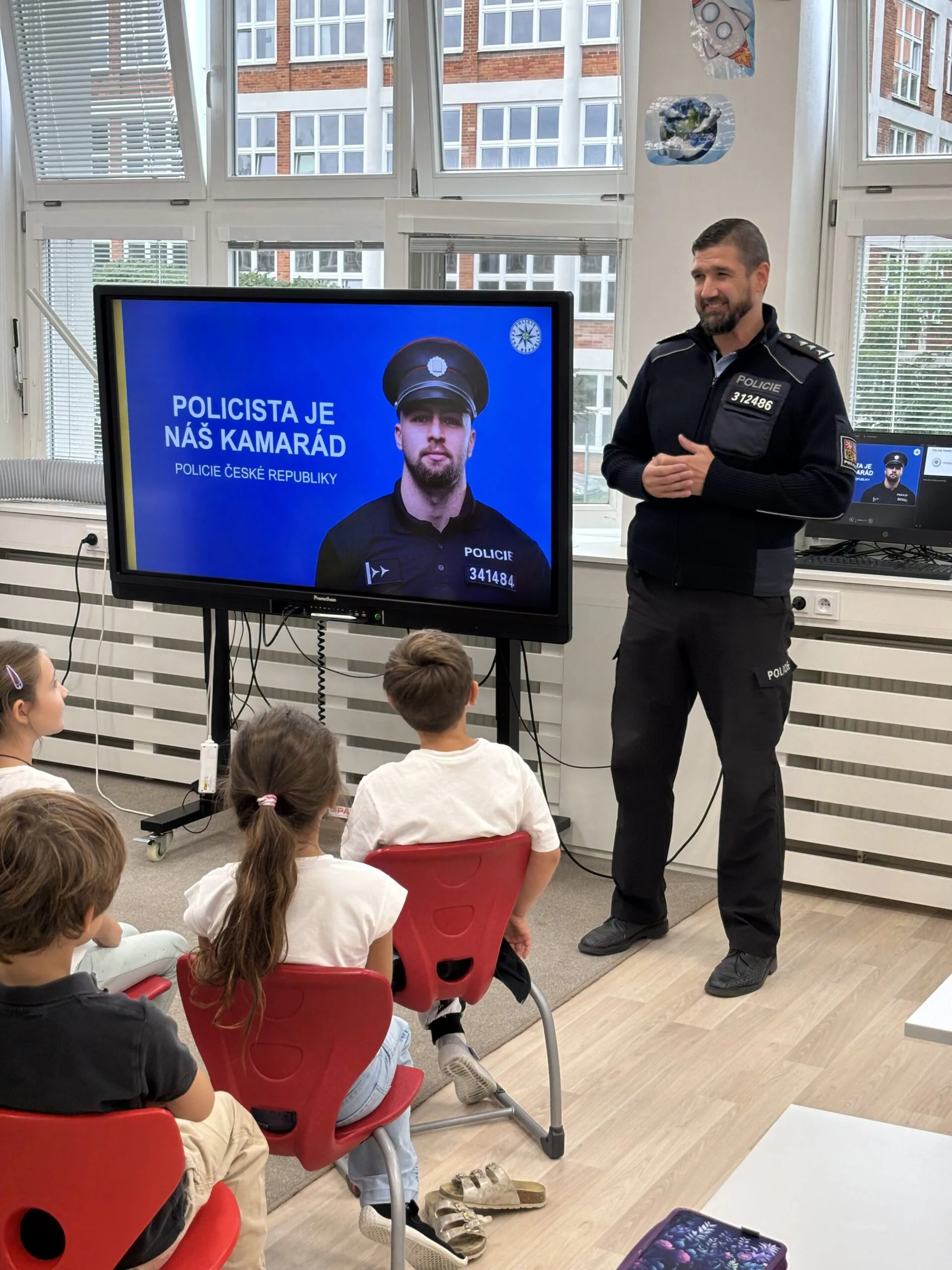 Návštěva policisty v naší škole 7 IMG 9770 scaled 1
