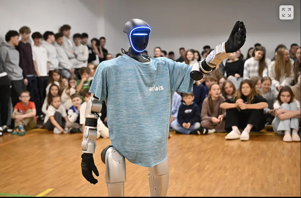 Nový „žák“ naší školy – humanoidní robot 4 Screenshot 2026 04 21 at 08 44 42 Skola ziskala humanoidniho robota. Pri uvedeni predvedl Jacksona Elvise i kung fu