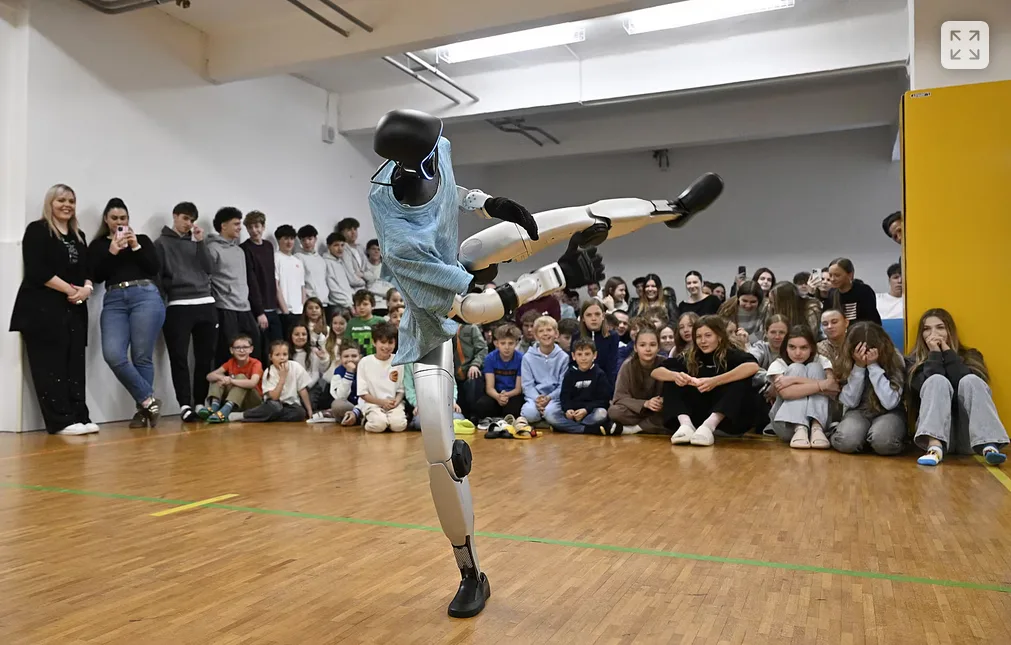 Nový „žák“ naší školy – humanoidní robot 3 Screenshot 2026 04 21 at 08 45 00 Skola ziskala humanoidniho robota. Pri uvedeni predvedl Jacksona Elvise i kung fu