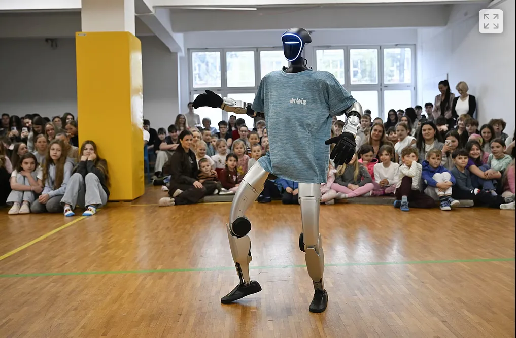 Nový „žák“ naší školy – humanoidní robot 2 Screenshot 2026 04 21 at 08 45 13 Skola ziskala humanoidniho robota. Pri uvedeni predvedl Jacksona Elvise i kung fu