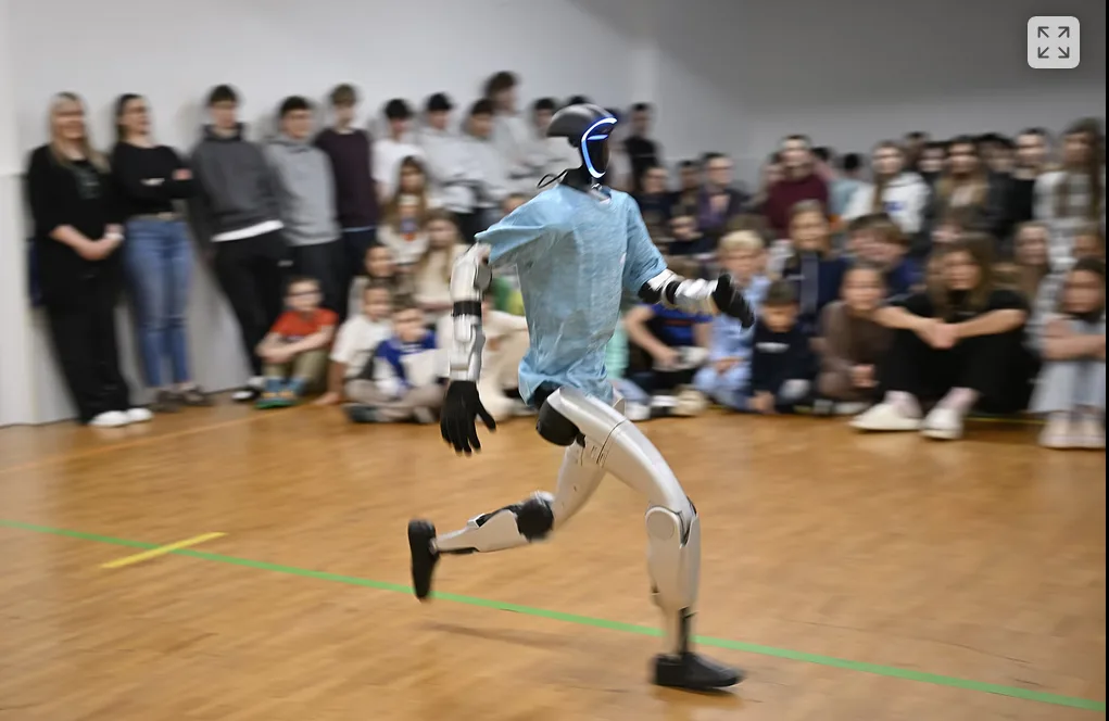 Nový „žák“ naší školy – humanoidní robot 1 Screenshot 2026 04 21 at 08 45 24 Skola ziskala humanoidniho robota. Pri uvedeni predvedl Jacksona Elvise i kung fu