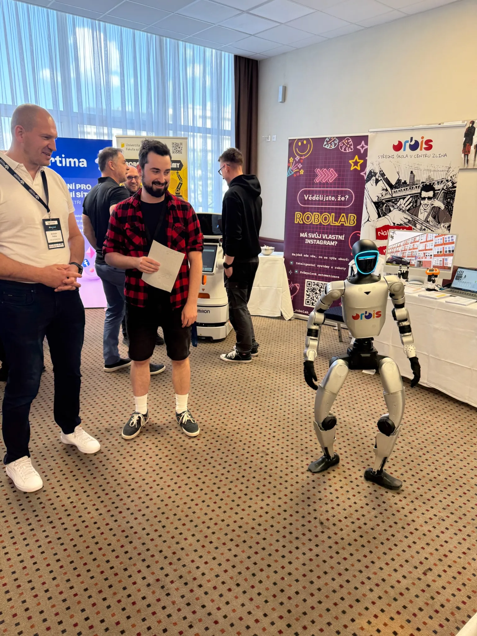 Náš humanoidní robot Orbi se stal hvězdou konference! 8 IMG 9212