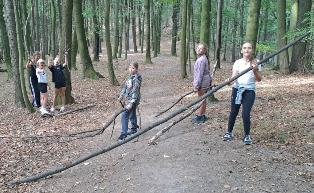 Šesťáci vyrazili dobýt hrad Lukov 10 hrad